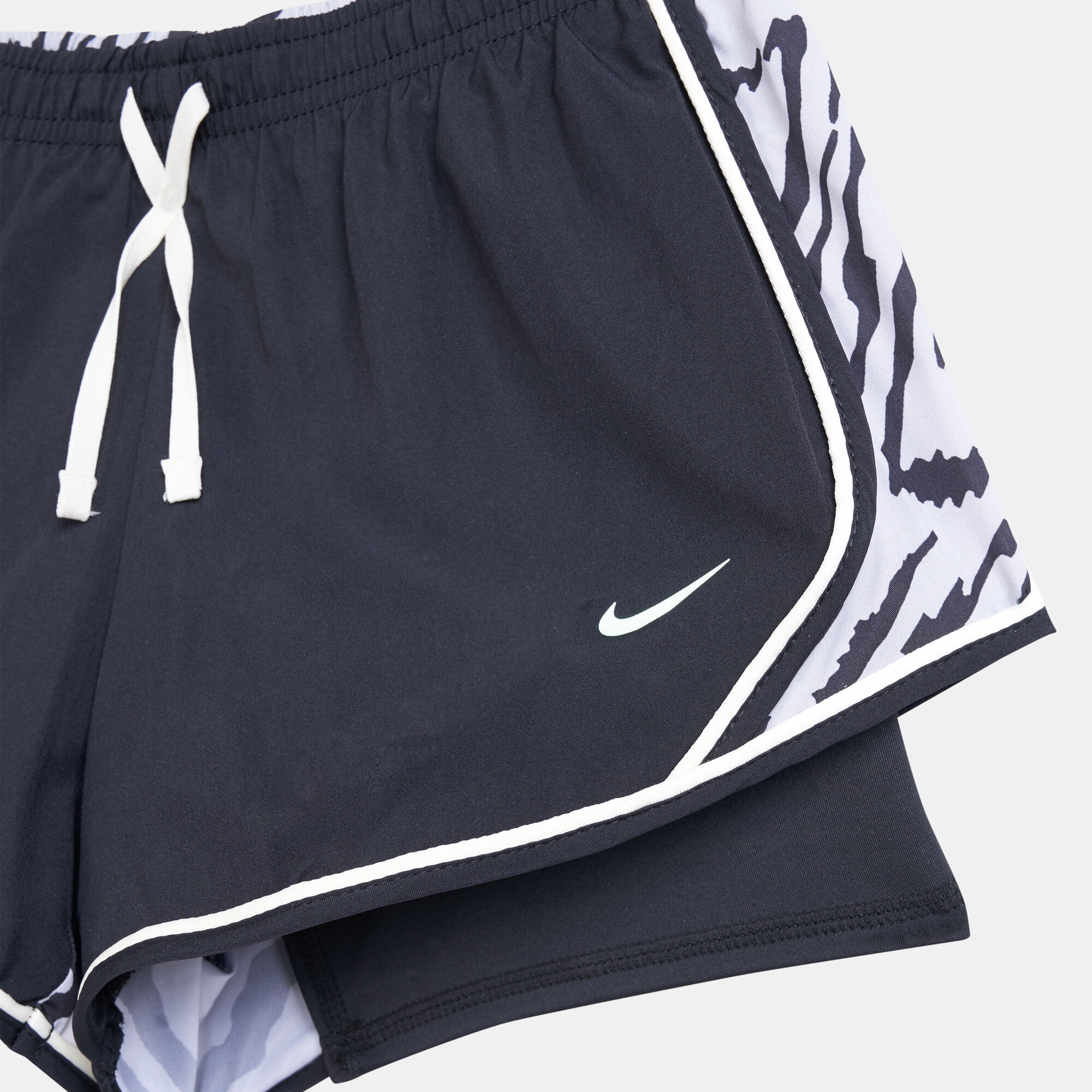 Nike tempo running shorts black and white 2025
