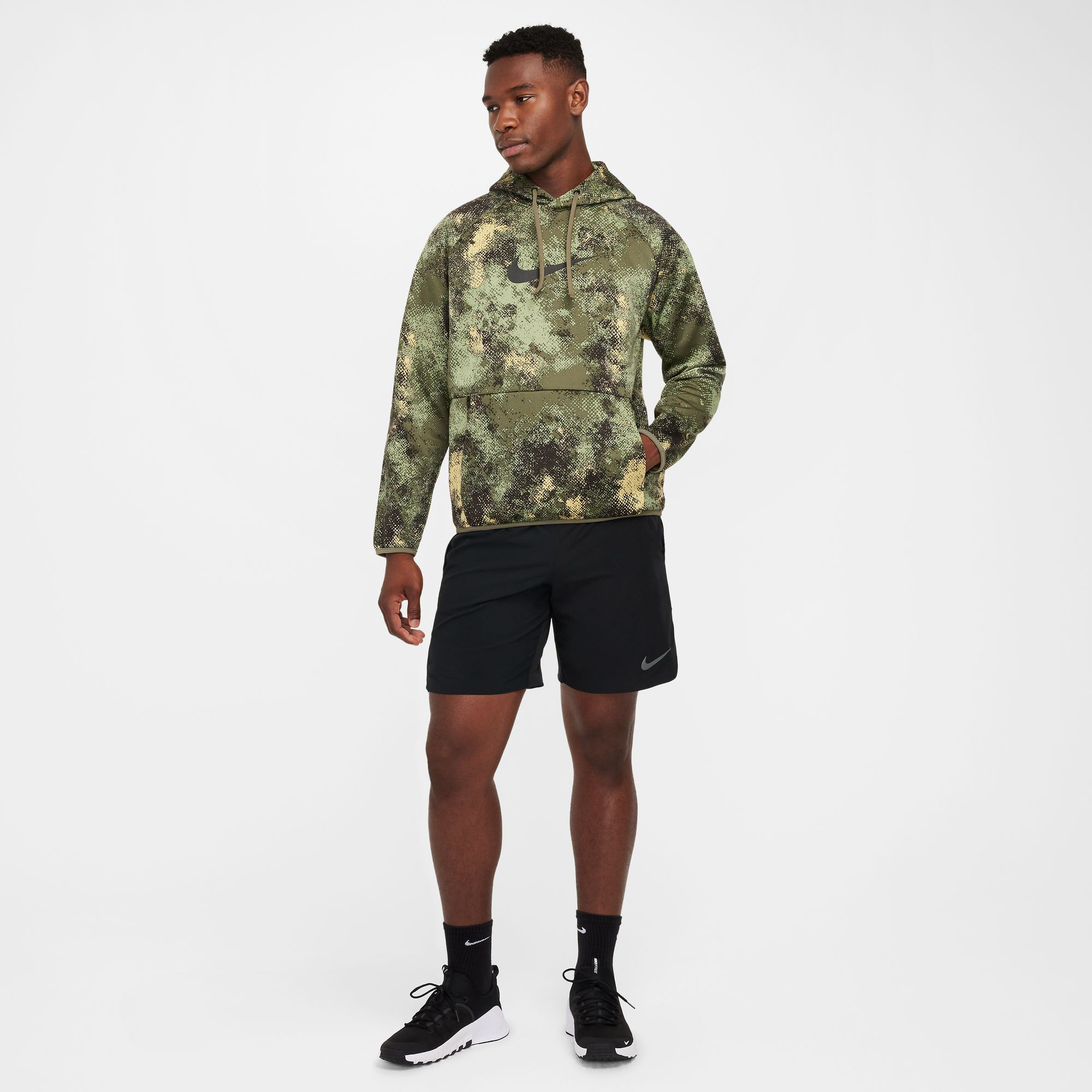 Nike therma camo best sale