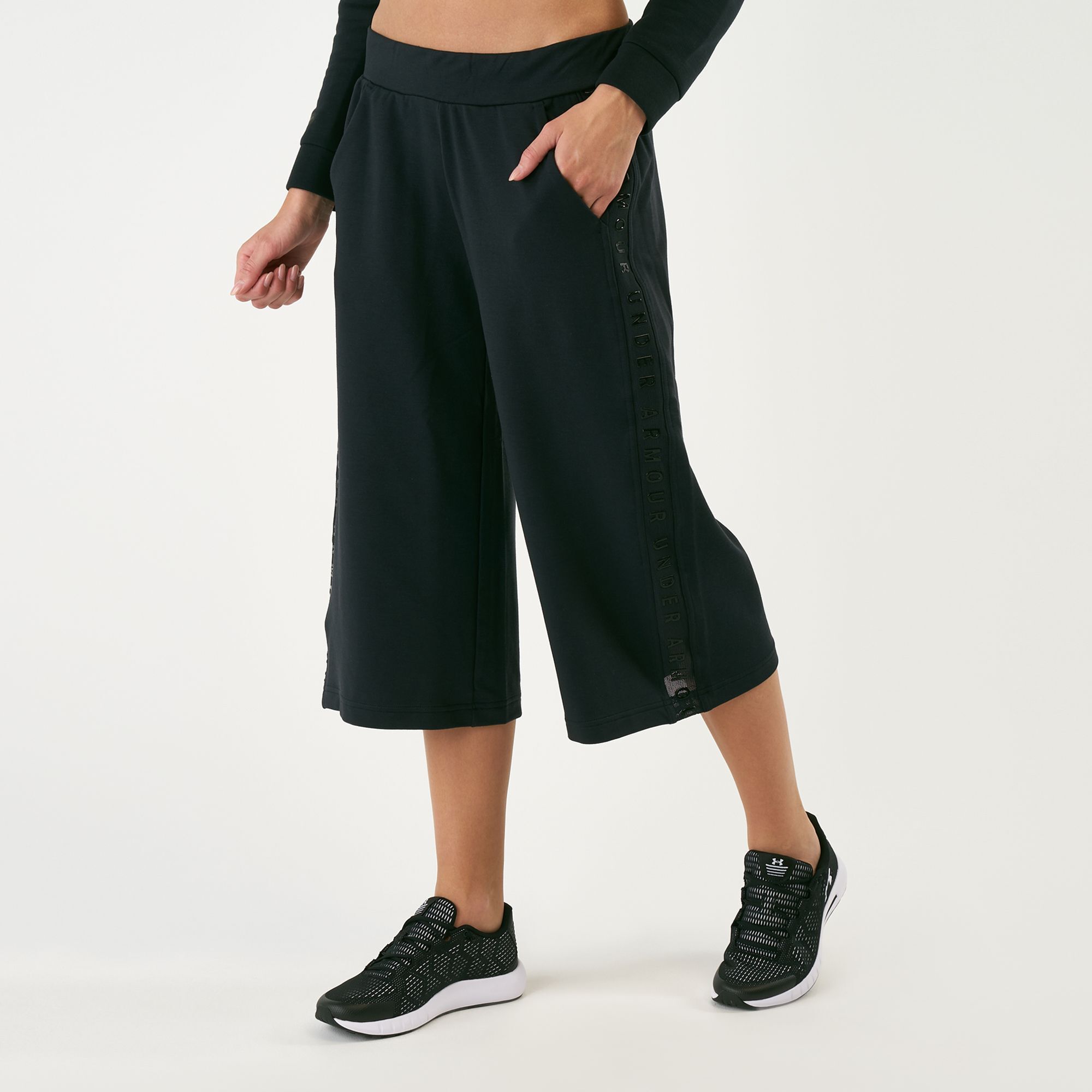 Under Armour Women s Featherweight Fleece Cropped Sweatpants in