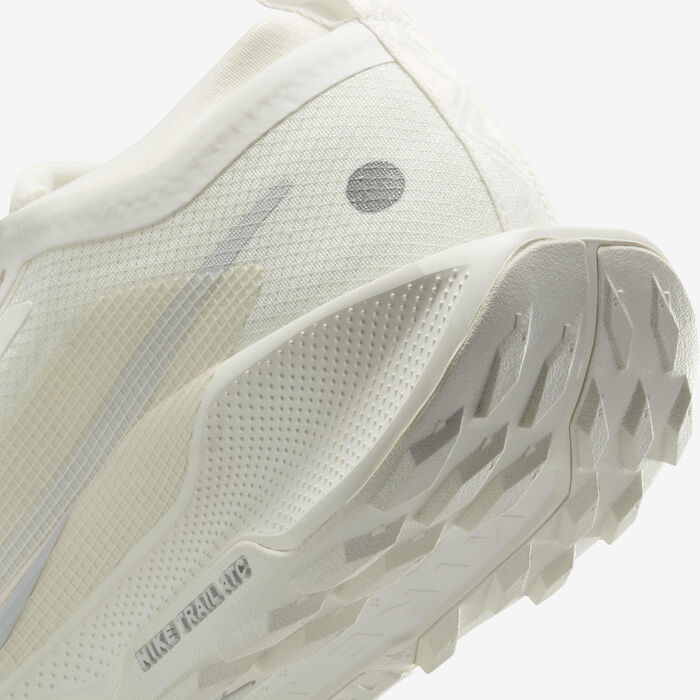 Nike Women's Pegasus Trail 5 GORE-TEX Trail Running Shoes Ivory image number 7