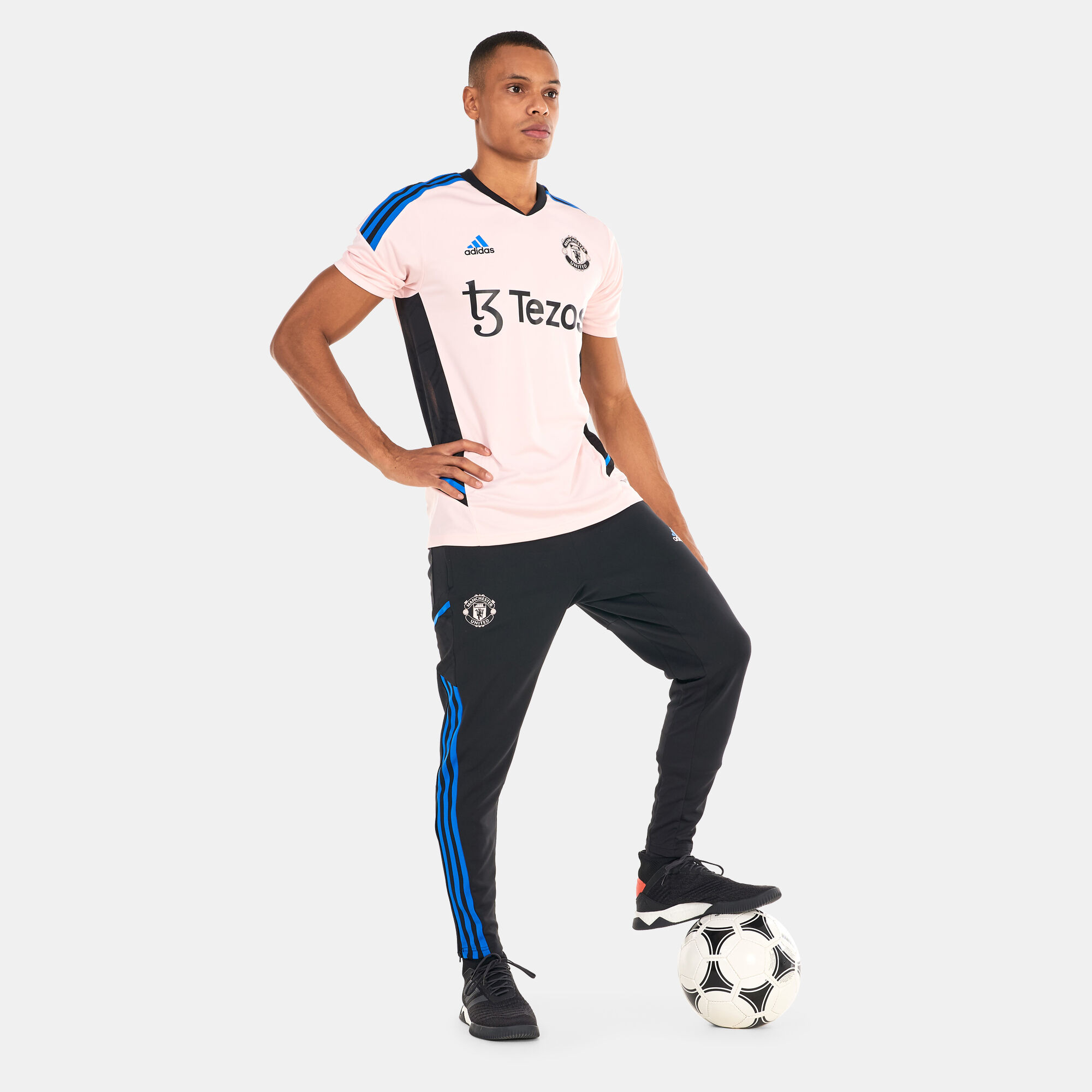 Manchester united best sale pink jersey mens